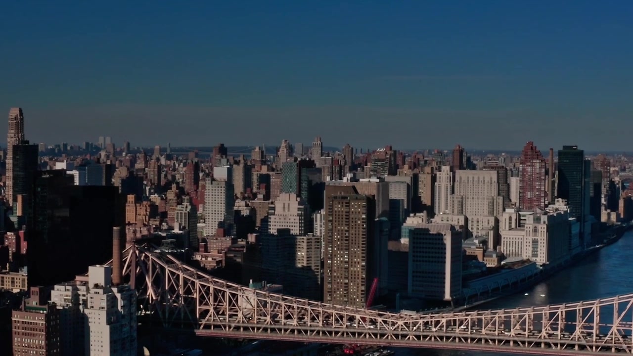 Vista dello skyline di Manhattan e del Queensboro Bridge a New York.