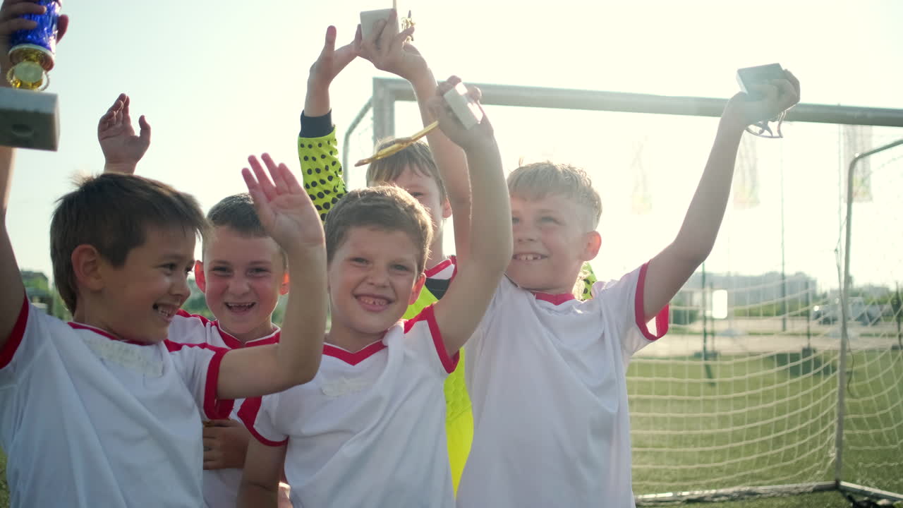 joven equipo de fútbol celebrando una victoria