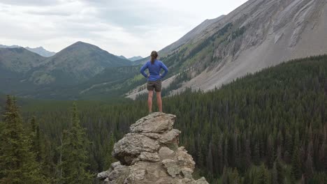 전망을 즐기는 선반에 서있는 등산객 로키 kananaskis 앨버타 캐나다