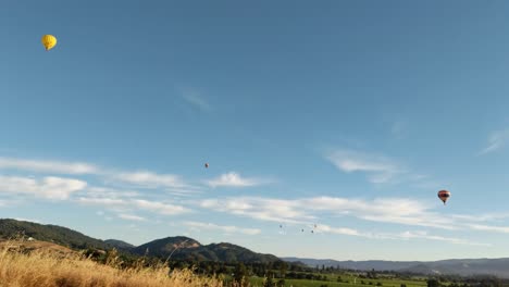 de la región vitivinícola del valle de napa con globos de aire caliente salpicando el cielo azul con nubes dispersas