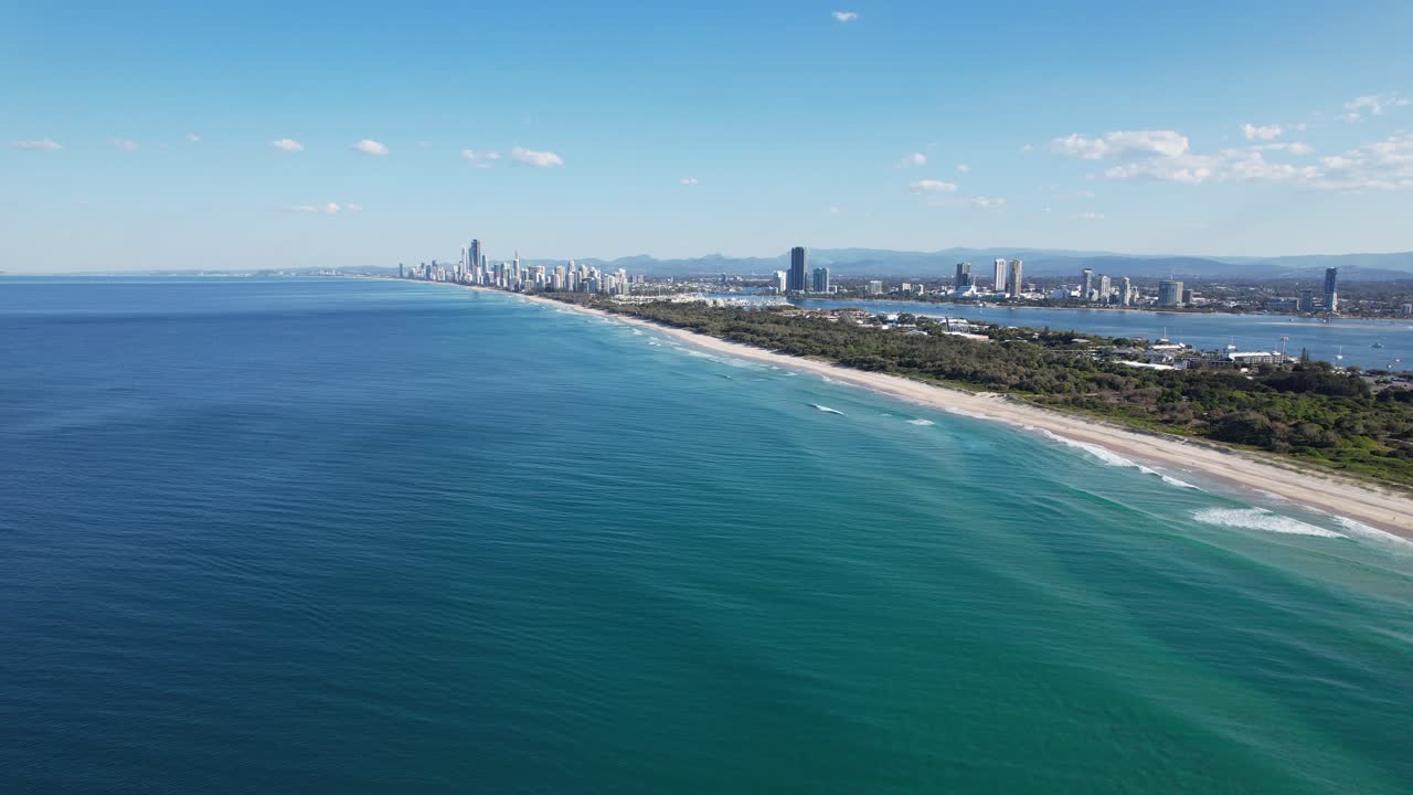 barrio de southport spit en el extremo norte de main beach, ciudad de gold coast, queensland, australia