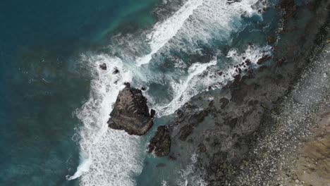 Costa-Rocosa-A-Lo-Largo-De-Una-Playa-Salvaje-De-Arena-Negra