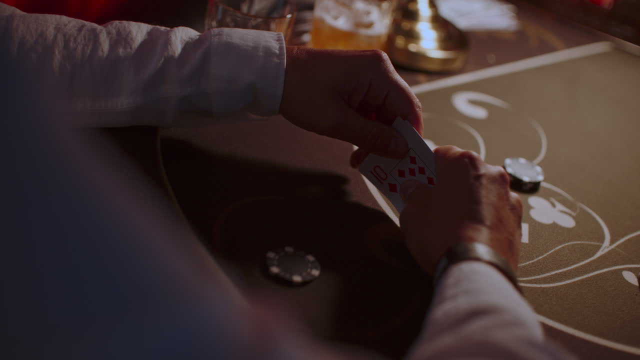 hombre jugando al póquer en una mesa de casino