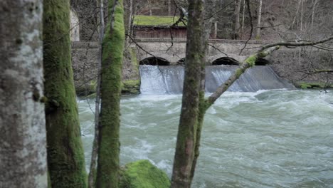 Schwenkwasser,-Das-Aus-Dem-Dammkanal-Fließt