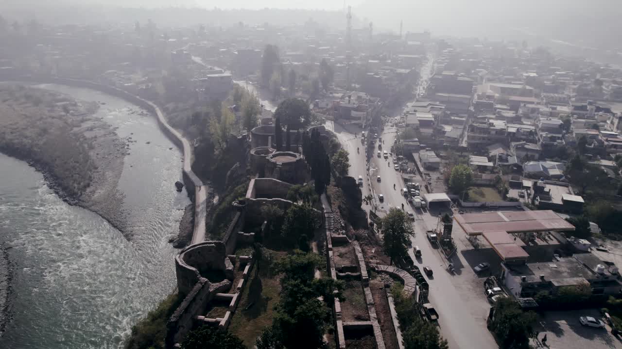 강변에서 바라본 첼라 축구 경기장