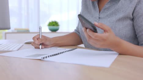 mujer, escritura y documentos con teléfono