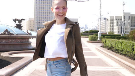 mujer caminando en el parque de la ciudad