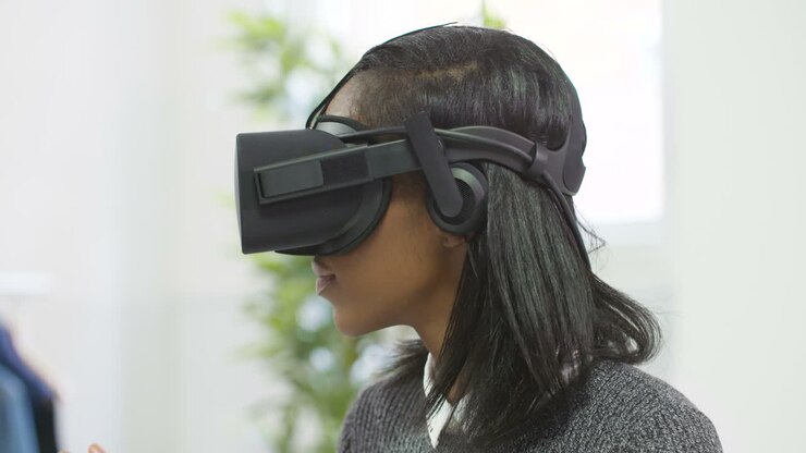 Donna che usa un auricolare VR