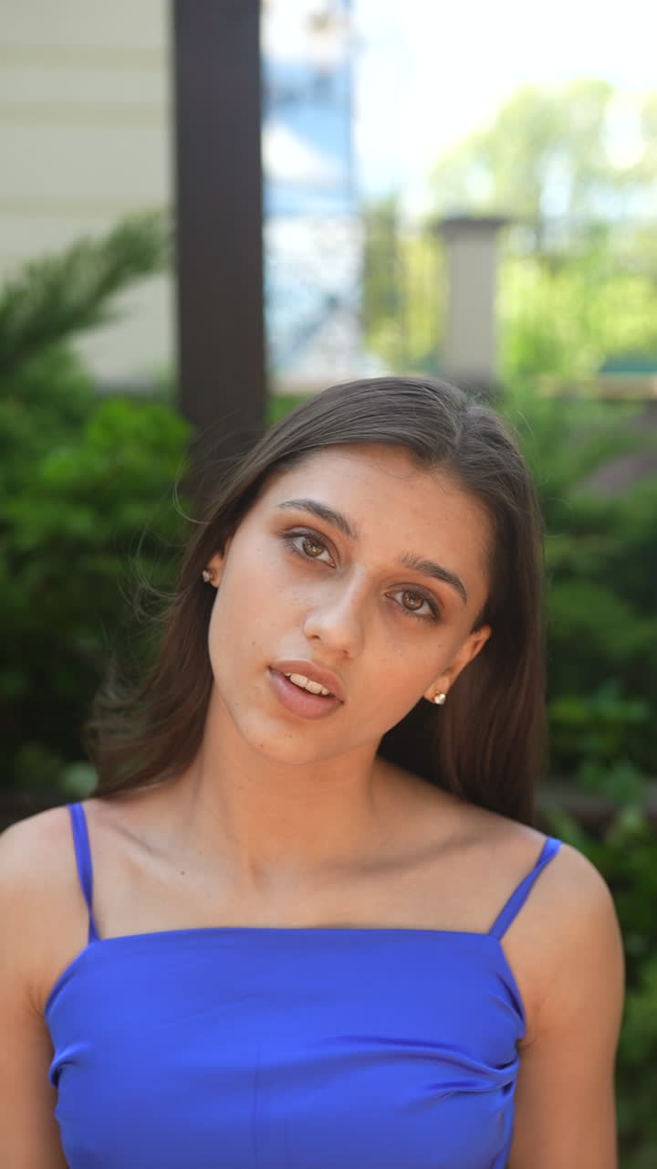 mujer joven en vestido azul