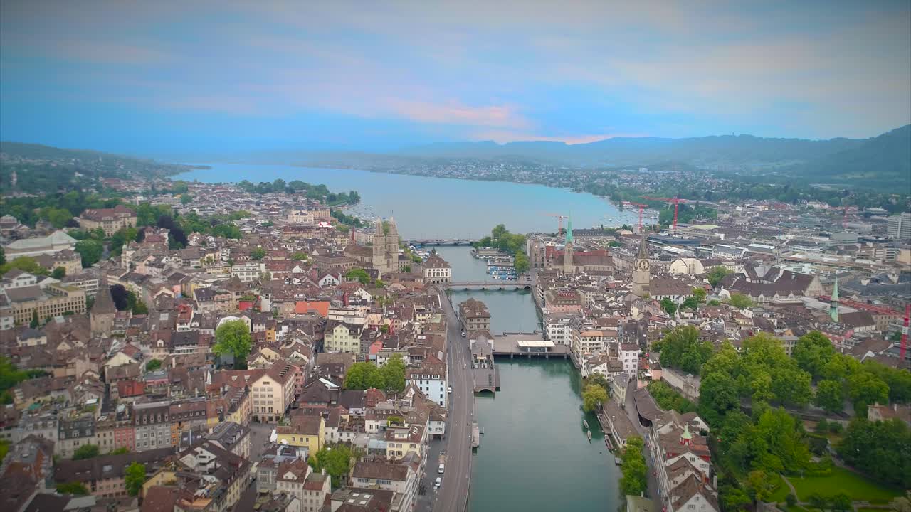 empuje aéreo en zúrich, suiza, estableciendo una iglesia disparada europa agua río corriente estatua puente europa campanario pasarela gente arquitectura urbana 4k destino turístico vista ciudad suiza
