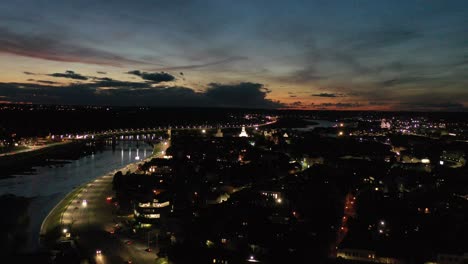 ciudad de kaunas en la noche. vista aérea de drones. lituania