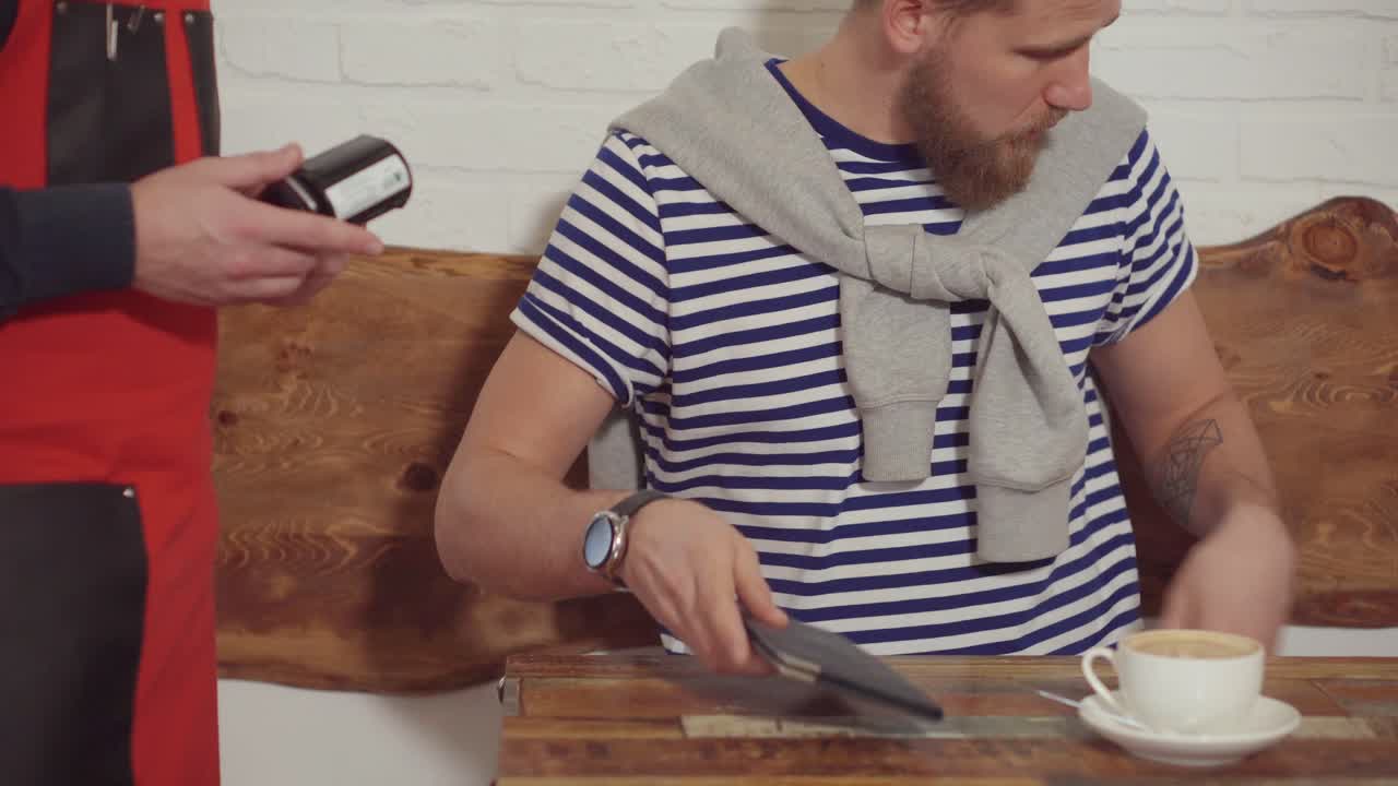 cliente que paga en una cafetería