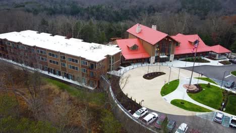 Hocking-Hills-State-Park-Lodge,-Im-Südosten-Von-Ohio,-Luftdrohne