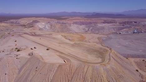 Una-Antena-Sobre-Una-Vasta-Mina-A-Cielo-Abierto-En-El-Desierto-De-Arizona-1