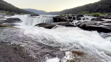 Cataratas-De-Arenisca-De-ángulo-Bajo-En-Virginia-Occidental