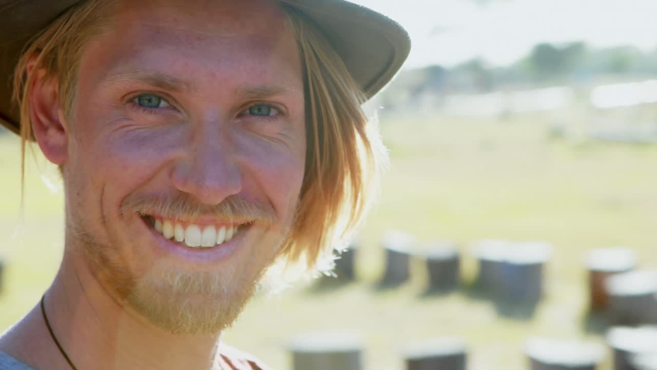 Retrato de homem sorridente 4K