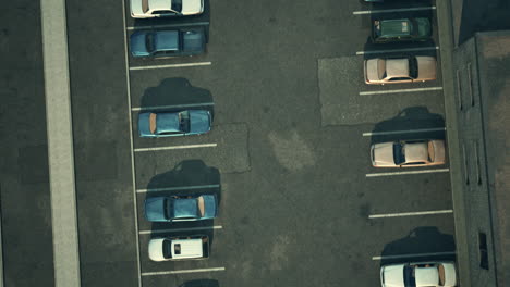 vista aérea de un estacionamiento vacío