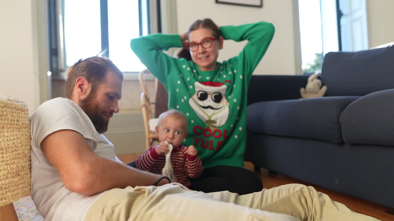 집에서 크리스마스 시간을 즐기는 가족