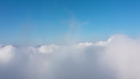 Die-Wogenden-Wolken-Erscheinen-Dicht-Und-Flauschig,-Mit-Einer-Strahlend-Weißen-Spitze,-Die-In-Schattierungen-übergeht