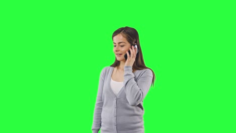 mujer aislada en pantalla verde con teléfono