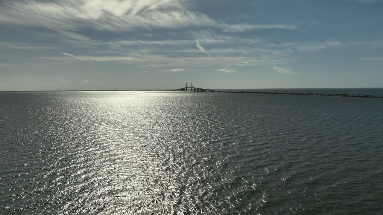 vista de avión no tripulado del puente sunshine cerca de tampa, florida