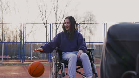 joven discapacitada rebotando el baloncesto y tirándoselo a su amiga