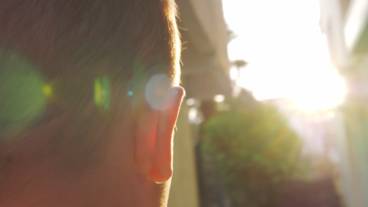 밝은 빛으로부터 숨어있는 아이