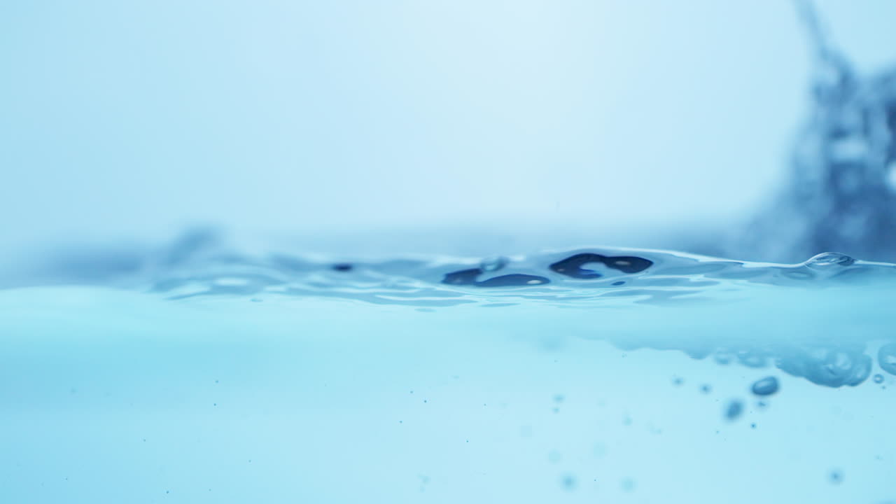 은 파란 물 거품이 상승하여 흐르는 파동과 스프레이와 함께 신선하고 깨한 수중 장면을 만니다.