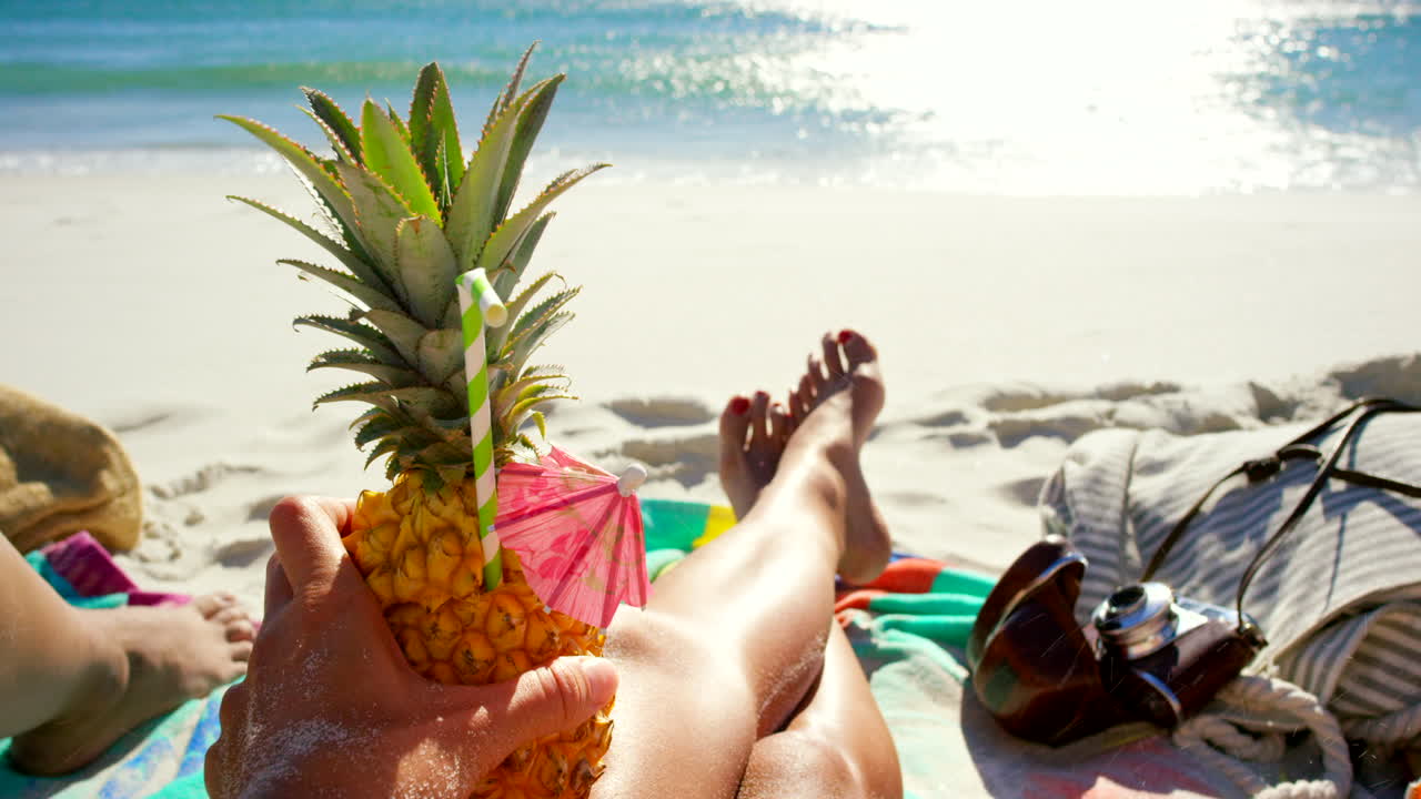 un día de playa relajante con cóctel de piña.