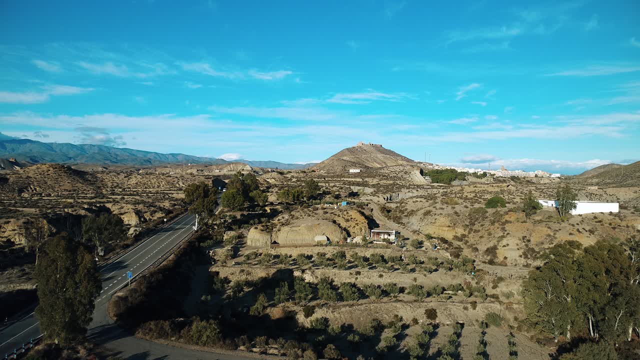 Ampia vista aerea di una strada nel deserto che porta a una città distante