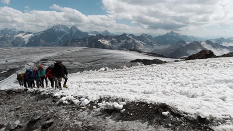 excursionistas en un glaciar de montaña