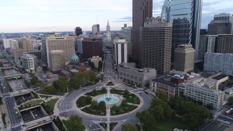 logan square y la fuente en filadelfia. el paisaje urbano y la catedral del ayuntamiento en el fondo