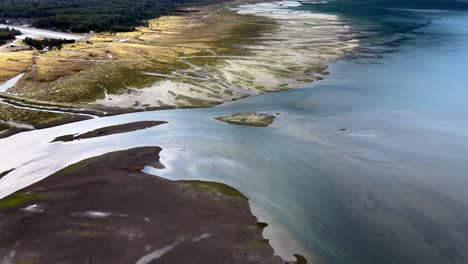 Vista-Aérea-Del-Outlet-Río-Blanco,-Hornopirén,-Chile