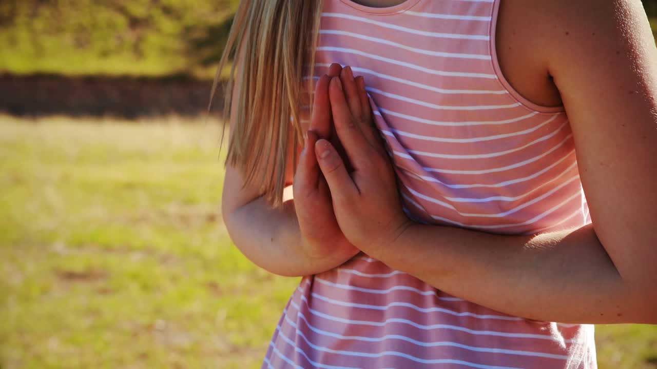 mujer practicando yoga durante una carrera de obstáculos