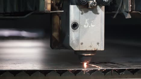 máquina de corte por láser en acción