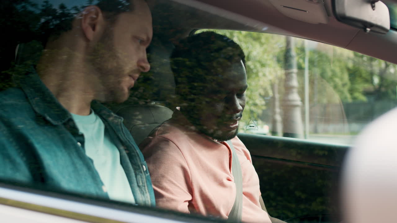 운전하는 법을 배우는 남자