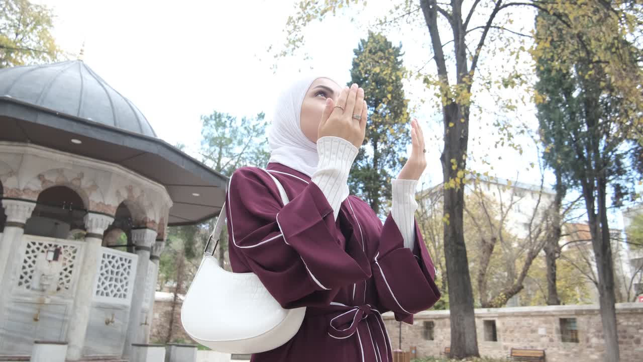 무슬림 소녀 기도 코티야드