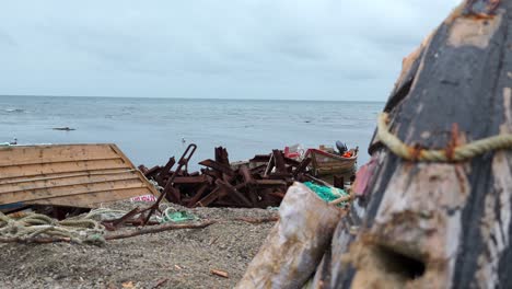 barcos de pesca abandonados en una playa costera