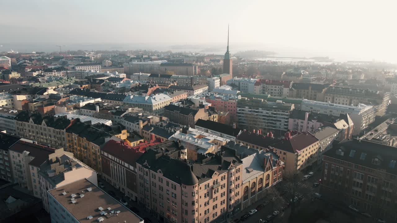 Riprese aeree del centro città nordico di Helsinki, Finlandia, in una giornata nebbiosa