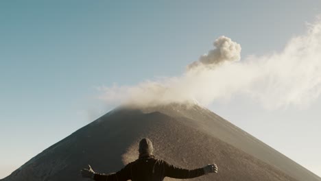 Excursionista-Activo-Corriendo-En-La-Cresta-Hacia-El-Cráter-Humeante-Del-Volcán-Fuego-En-Antigua,-Guatemala