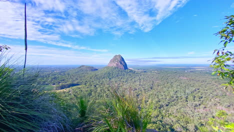 Fantastischer-Zeitraffer-Des-Mount-Tibrogargan-Vom-Gipfel-Des-Mount-Tibberoowuccum-An-Einem-Sonnigen-Tag