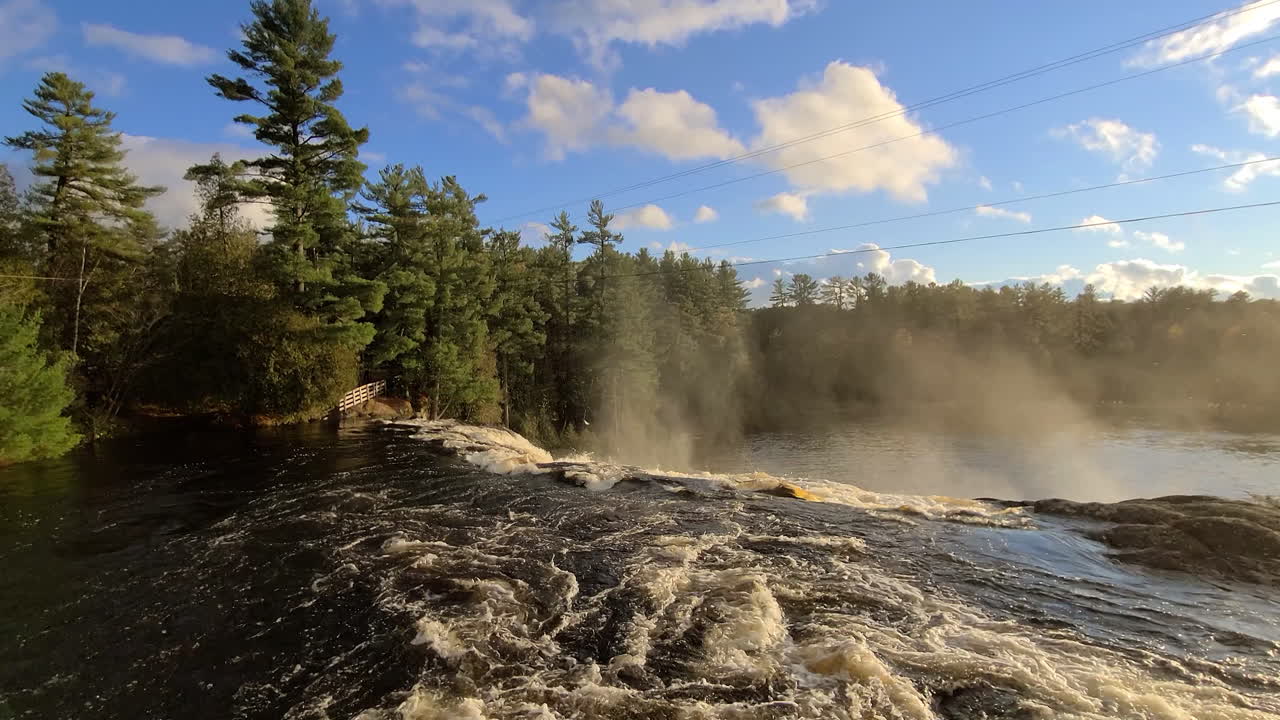 famosas cataratas altas en el río muskoka, bracebridge, ontario