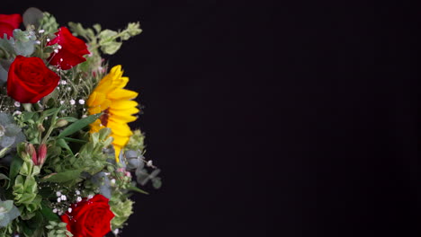 Rosen--Und-Sonnenblumenblumenstrauß-Schieberegler,-Der-Weitschuss-Schwenkt