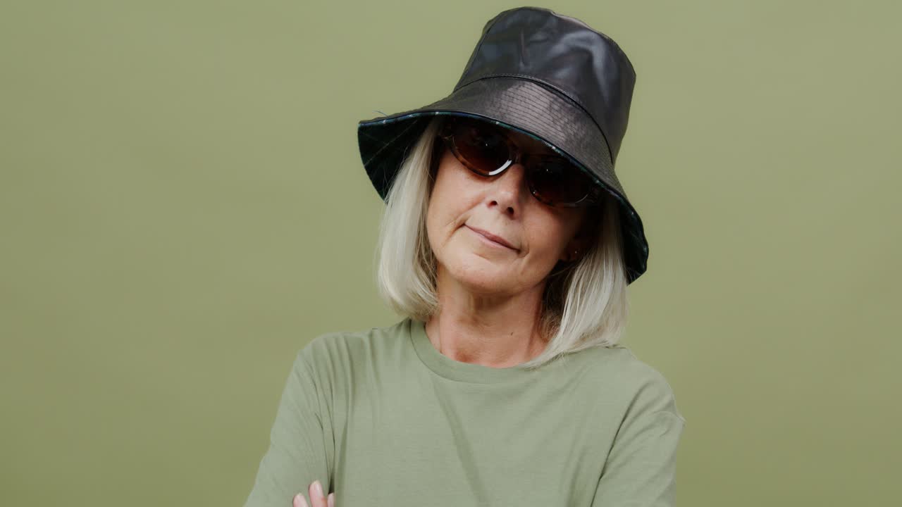 con dinero delante de su mujer