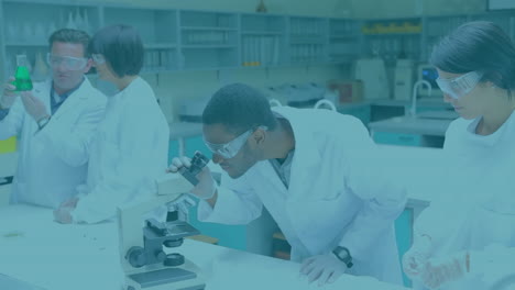 científico que trabaja en el laboratorio y mueve diagramas moleculares