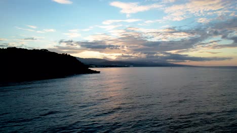 Drone-Aéreo-Al-Atardecer-Sobre-El-Mar-Caribe