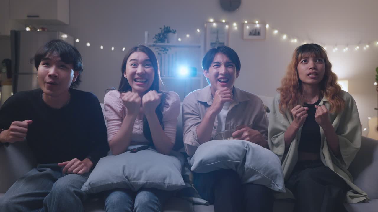 친구 들 이 집 에서 영화 를 즐기는 밤