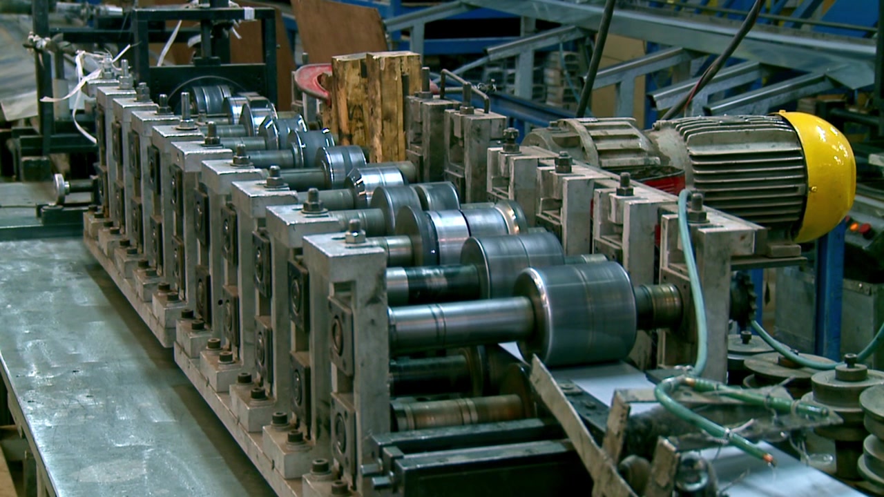 Industriel metalvalseformningsmaskine på fabrik.