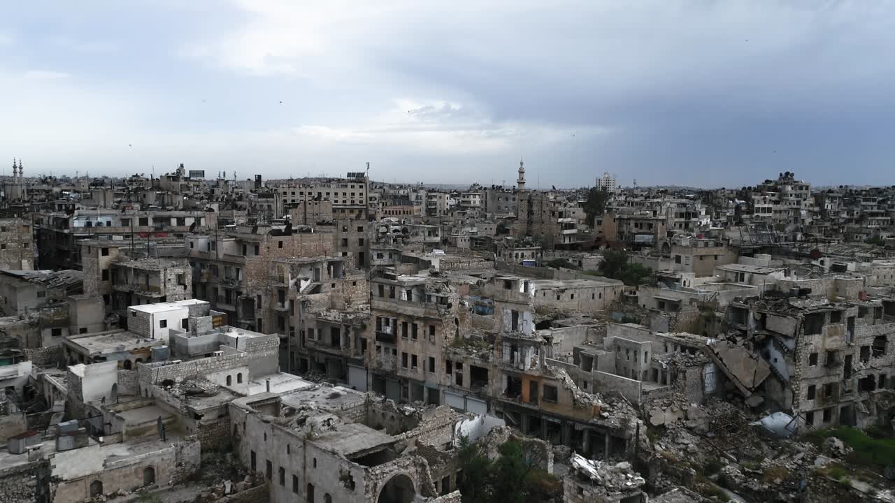 vista aérea sobre casas em aleppo sob um céu nublado. podemos ver os edifícios e casas da cidade síria em ruínas após a guerra 4k