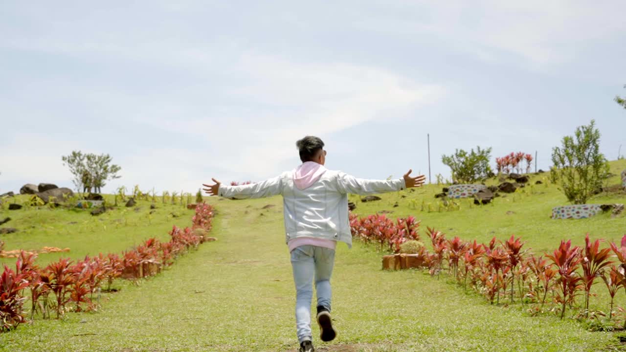 mt의 초원을 유쾌하게 달리는 청년